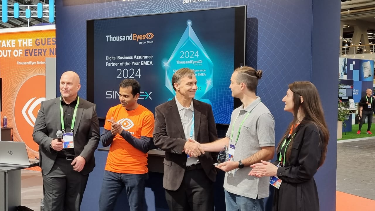 ThousandEyes-Award-Handover.jpg